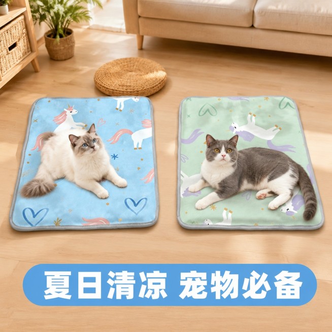 [主图-10] 整体效果总结收口
[氛围风格] 夏日萌宠清凉总结
[画质] 温馨生活摄影，质感自然高级
[元素] 浅蓝色和浅绿色两款宠物凉席分别放在客厅两侧，两只猫咪分别躺在对应凉席上，整体场景温馨舒预览效果