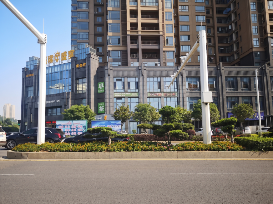 「图片1」帮我把画面地面湿的地方处理干净，阴天换成蓝天，树木及画面整体效果提亮，内容和尺寸保持不变预览效果
