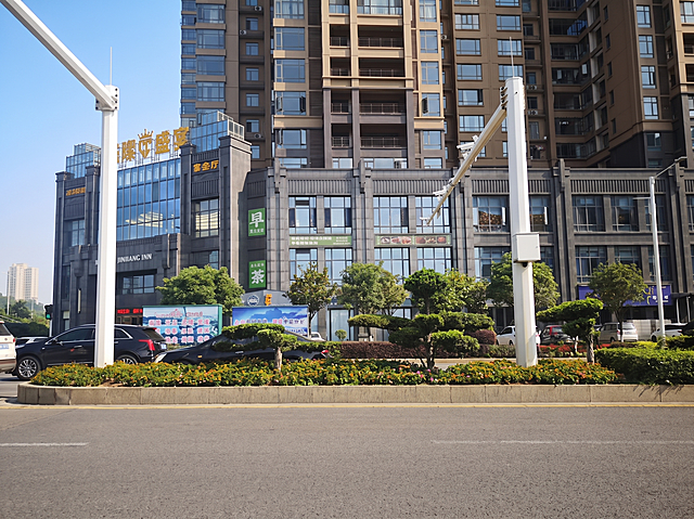 「图片1」帮我把画面地面湿的地方处理干净，阴天换成蓝天，树木及画面整体效果提亮，内容和尺寸保持不变