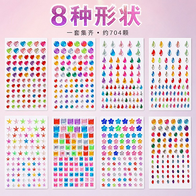 1:1正方形电商主图，马卡龙清新风结合软萌少女风，影棚级柔光布光。背景为干净的浅裸粉到灰紫色哑光渐变，低饱和高级。【严格要求：8张白卡钻贴板全部与参考实物图完全一致，板的真实尺寸为8cm×12.5cm，宽高比例严格固定为8:12.5，绝不允许变窄、变宽、拉伸变形，每板内共88颗钻，行列数、每颗钻的位置、数量、尺寸必须与参考实物图完全相同，一颗不多一颗不少，排列完全一致】。8款板分别为：心形、圆形、水滴形、马眼橄榄形、五角星、方形、花形、椭圆形；每板为白色底卡，板内88颗钻行列对齐整齐、横平竖直，数量不增减；钻粒颜色鲜亮通透不发黑（实物真实彩色：红、宝蓝、浅蓝、草绿、柠檬黄、金橙、紫、玫粉、透明白），像糖果水晶一样bling通透，每板上由上至下为大钻、中钻、小钻三种尺寸，尺寸和数量都与实物完全一致。布局：文字放在画面顶部居中——主标题"8种形状"水晶通透质感大字粉紫渐变带白描边，下方一行小字"一套集齐・约704颗"纤细深灰字；文字下方为产品区，上排4张白卡板横向等间距整齐排列（心形、圆形、水滴形、马眼形），下排4张白卡板横向等间距整齐排列（五角星、方形、花形、椭圆形），上下两排底边对齐、占满画面下方，整体横平竖直。影棚柔光打在鲜亮钻粒上有通透折射和明亮高光，白卡边缘精致，整体排列整齐、产品原样还原、高级不廉价。第1版