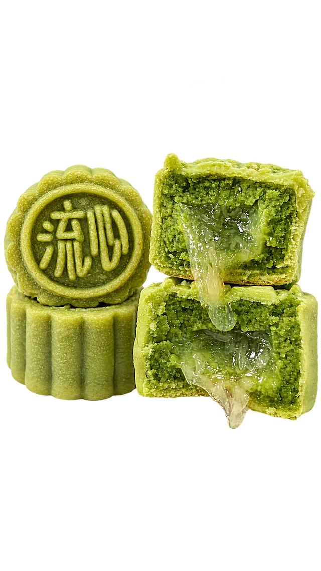参考图中的绿色流心月饼，一个完整的月饼立在左侧，右侧并排放置两块切开的月饼切面，切面有透明拉丝的流心内馅，流心晶莹剔透有食欲，月饼外皮为抹茶绿色，花纹精致，背景为完全透明的png背景，无任何背景元素，高清美食摄影，特写镜头，细腻质感