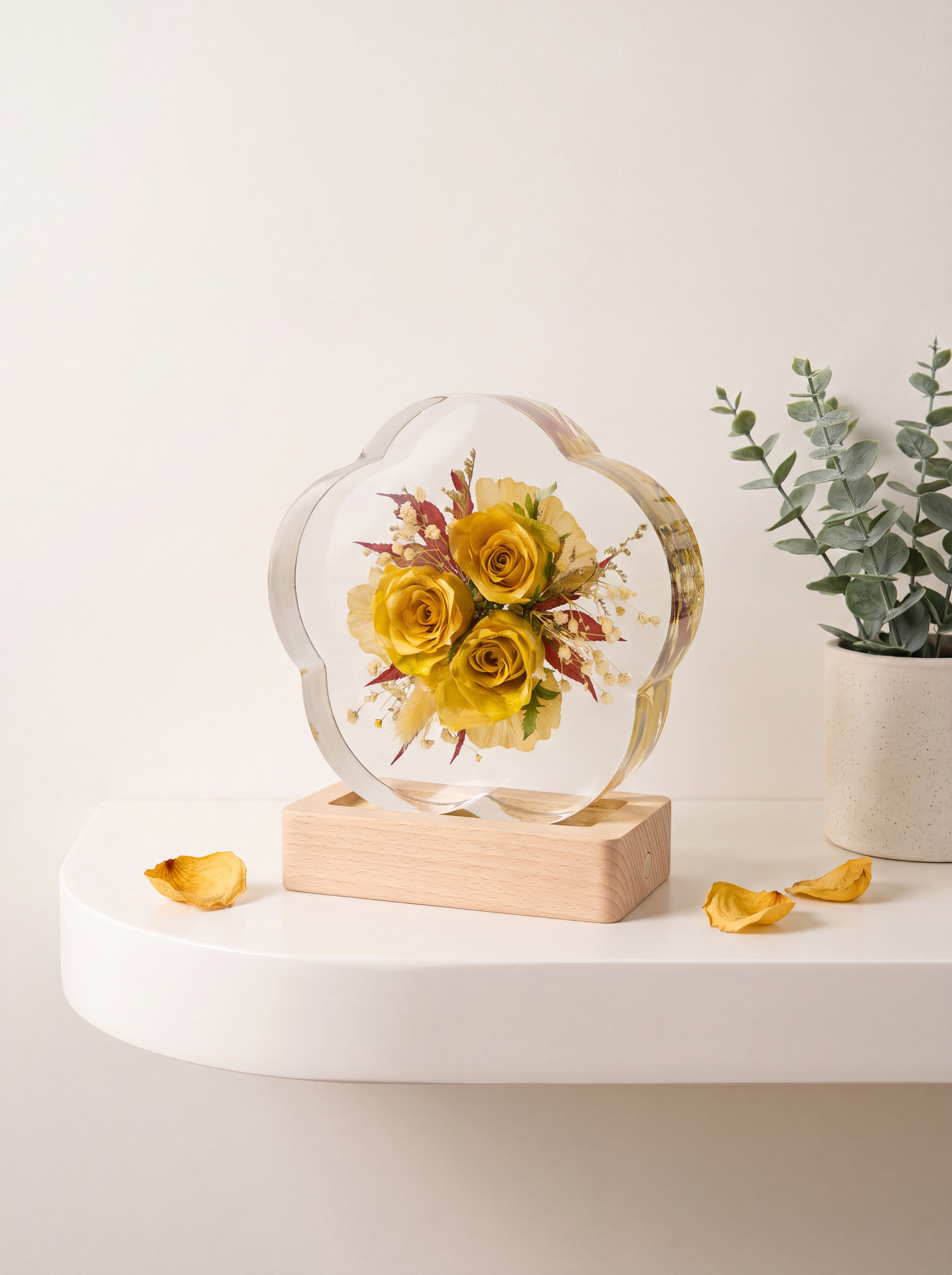 产品为梅花形圆形树脂干花摆件，包含梅花形透明树脂块和原木底座，… - 图片创意预览