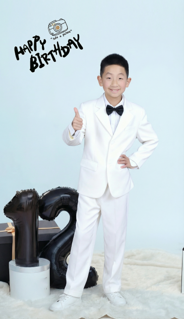 把第一张的背景换成第2张的背景人物不变预览效果