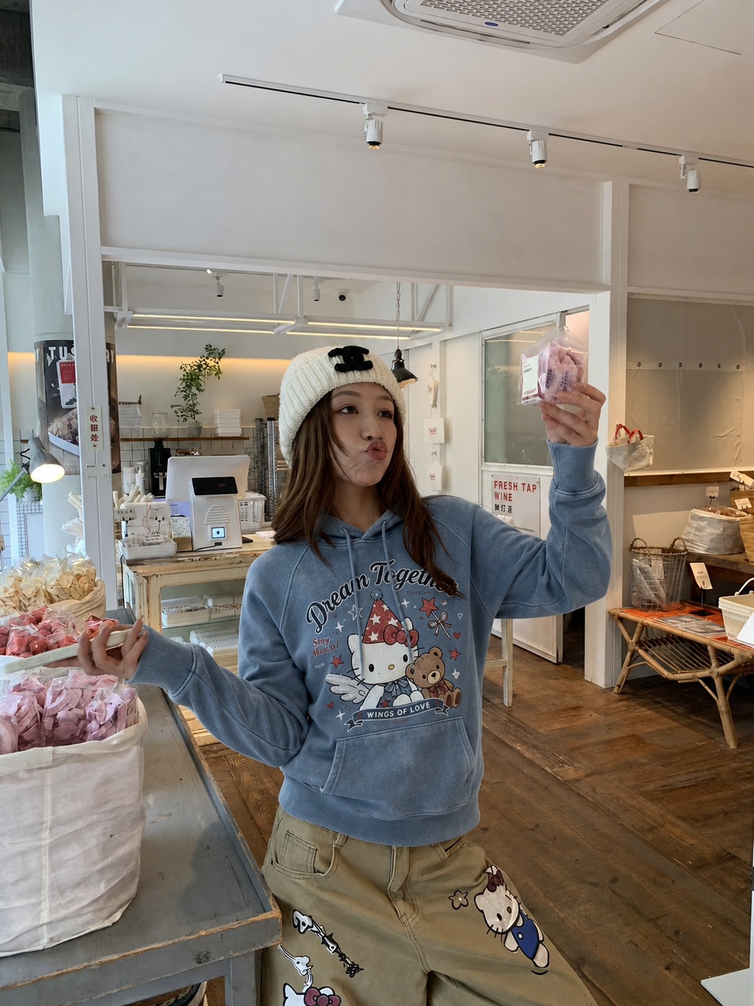 将图1中的蓝色Hello Kitty印花连帽卫衣完整穿到图2的… - 图片创意预览