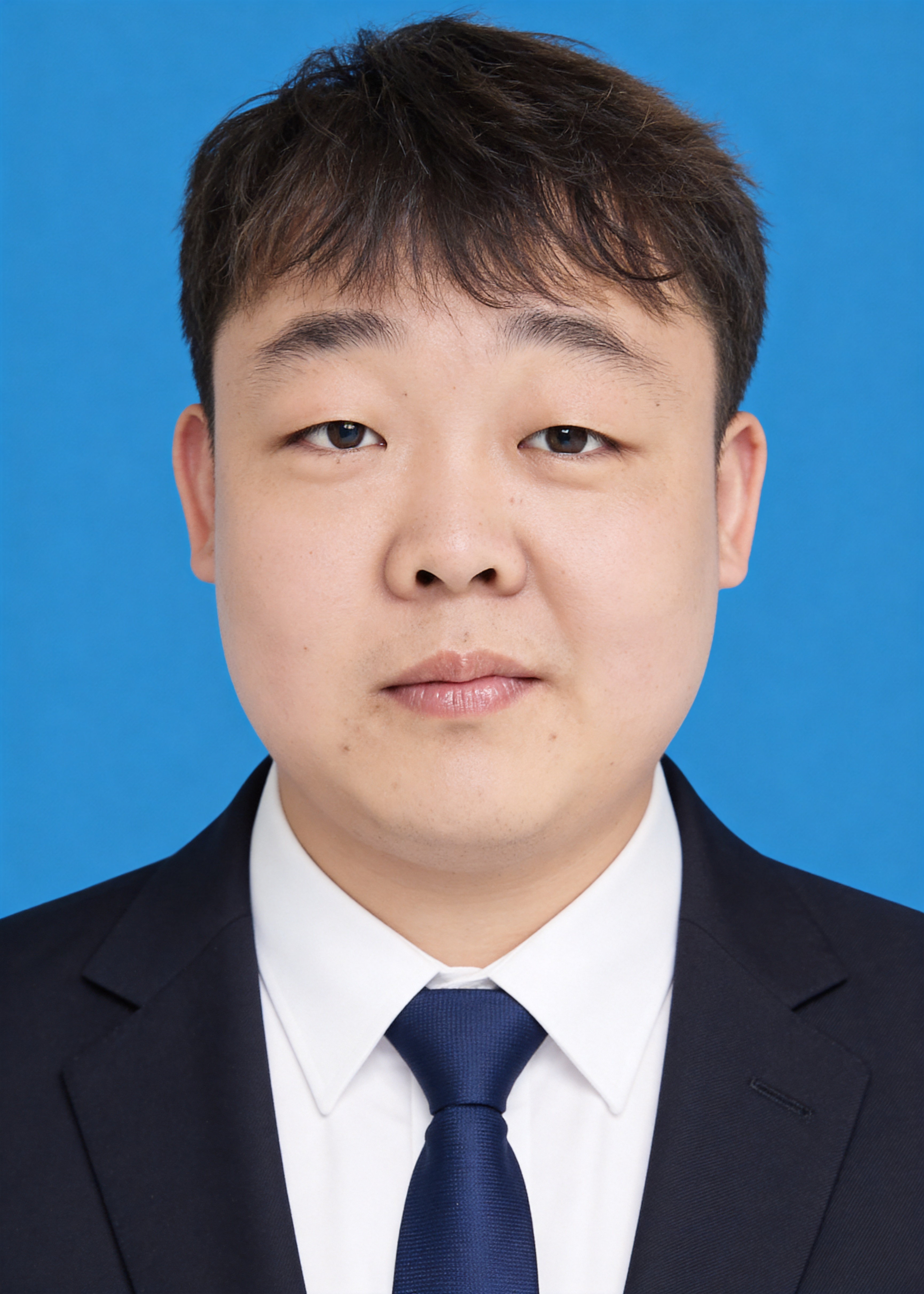 保留第一张图中人物发型、脸型、五官特征、年龄特征生成标准样式纯… - 图片创意预览