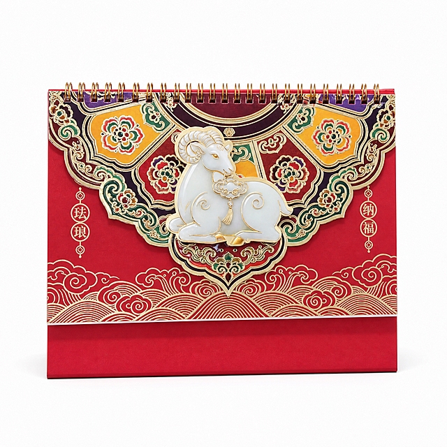 产品精修, 产品置于纯白背景上, 专业商业棚拍光, 5500K标准中性白光, 轮廓光, 体积光, 曝光正确, 强烈真实立体感, 提亮黑色/深色区域的结构层次, 拉开明暗过渡, 恢复部件边界、接缝、转折面和厚度关系, 避免一片死黑但保持原图深色属性, 接地处保留干净浅淡的自然接触阴影, 严禁大片投影、脏灰阴影和悬浮感, 主体居中, 商品完整入画不裁切, 商品外轮廓视觉体量约画面60%-80%, 四边均匀留白约10%-20%, 严禁满幅铺满与贴边顶满, 极致超清画质, 细节清晰锐利, 4K分辨率, 商业级实拍质感, 保留原图真实材质与结构细节, 明显提升商品表面洁净度, 清理灰尘、污渍、指纹、油污、胶痕和霉点, 让表面从脏旧发闷变为干净可售卖状态, 修复划痕、磨损、掉漆、飞边毛刺和使用旧痕, 翻新为干净商业新品感, 基于原图材质恢复纹理、颗粒、折射、高光、柔韧折痕、透明边线或工艺细节, 避免糊成塑料感, 锁定原图商品颜色, 颜色以输入图为唯一参考, 分段部件颜色边界按原图锁定, 还原真实物理色彩, 消除灰暗感和偏色, 锁定原图商品轮廓、件数、部件位置、连接关系、标签文字和可见功能细节, 只做精修不重绘结构, 台历红色封面纸张: 哑光/半哑光纸质质感, 柔和漫反射, 低高光, 立体玉羊珐琅彩贴片区域: 光面金属质感按原图锁定, 高光边线清晰, 反射干净但不过度镜面化, 金色线圈装订: 金属光面质感按原图锁定, 高光边线清晰, 反射干净但不过度镜面化, 正视图, 标准透视校正, 正常透视焦段, 保持同类机位, 比例1:1