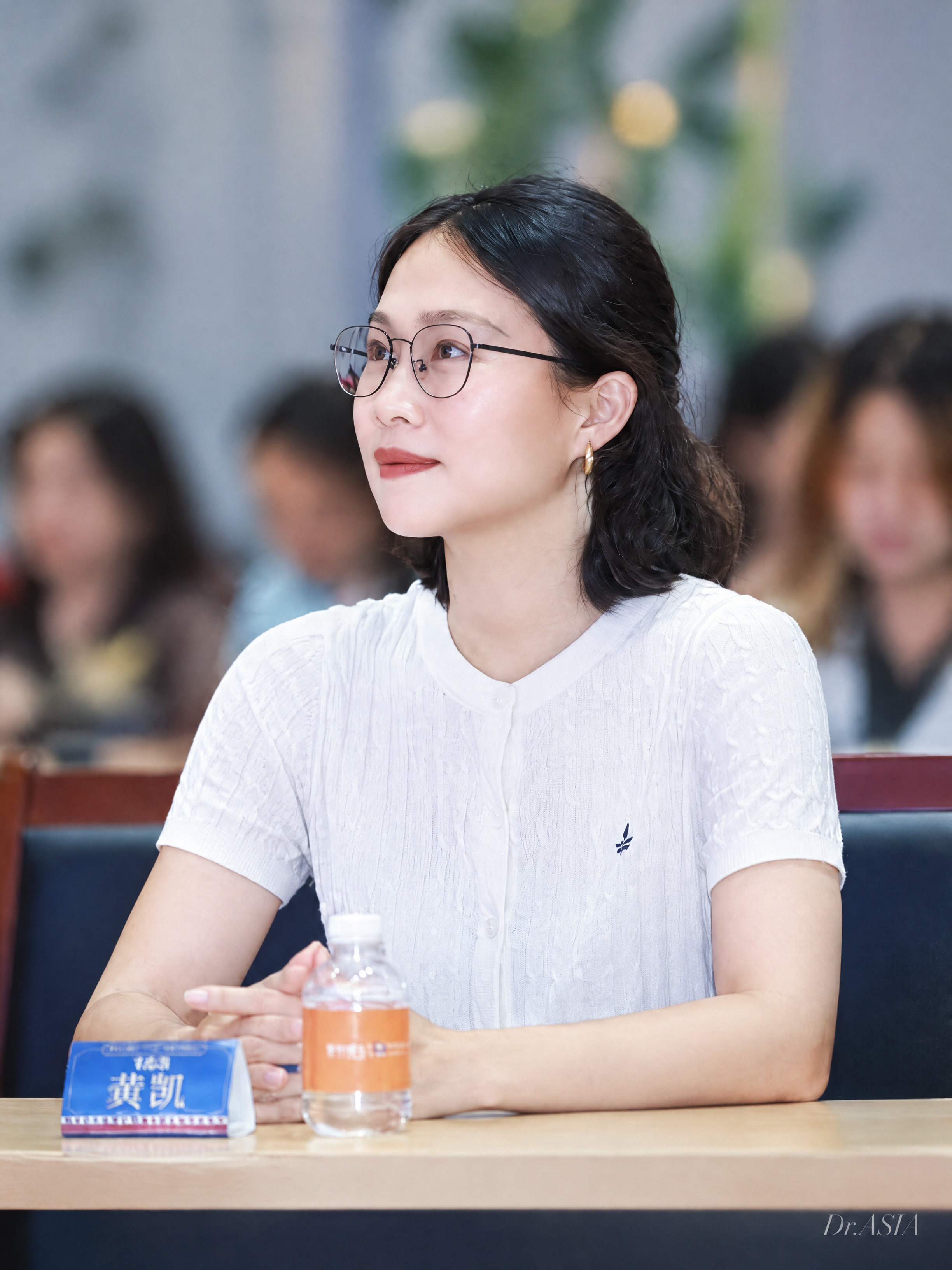 将这张照片裁剪为3:4比例的小红书封面尺寸，人物居中构图，保留… - 图片创意预览