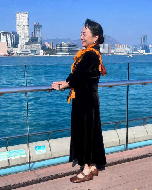 把人头后方遮挡的高楼去掉，替换成和周围一致的蓝色天空，保持人物和其他元素完全不变，仅修改人头上方区域预览效果