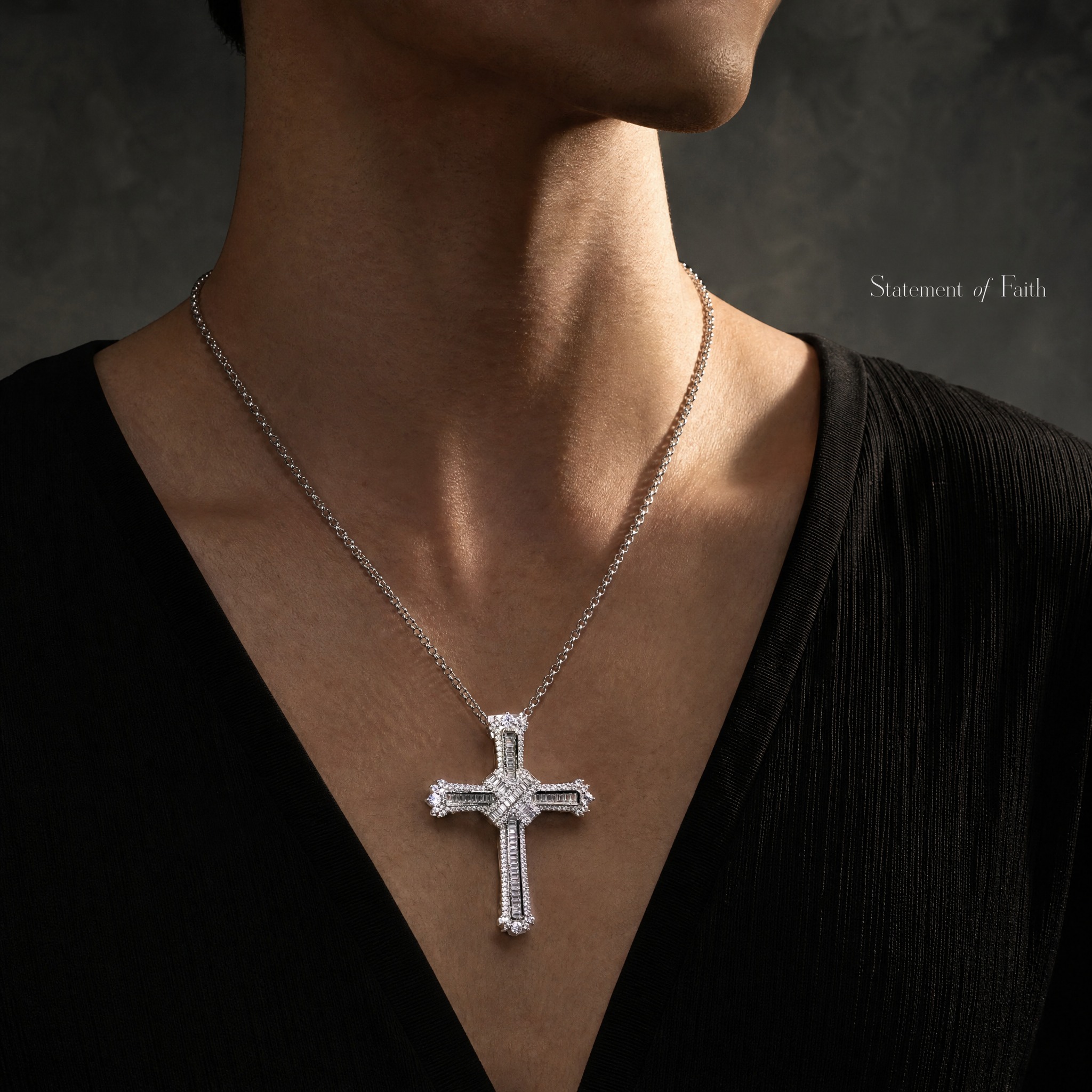 [主图-3] 佩戴效果展示，用男性胸模展示银色梯方钻满钻十字架… - 图片创意预览