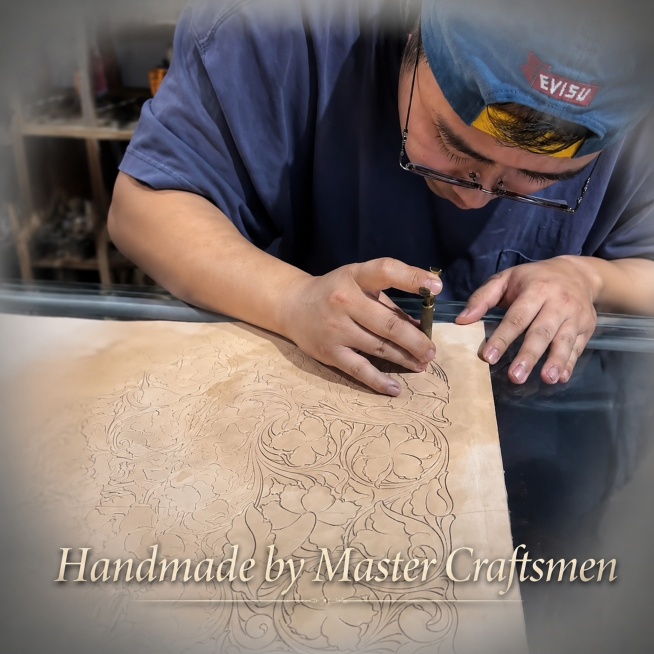 [Main Image 8] Handmade production picture: craftsman hand-carving leather material as provided in t预览效果