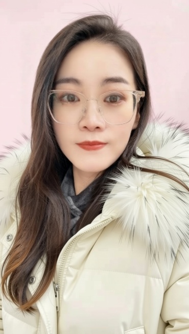 把外面这个外套的颜色换成亮色系的比如象牙白色,毛领细节和款式不变,整体画面协调自然预览效果