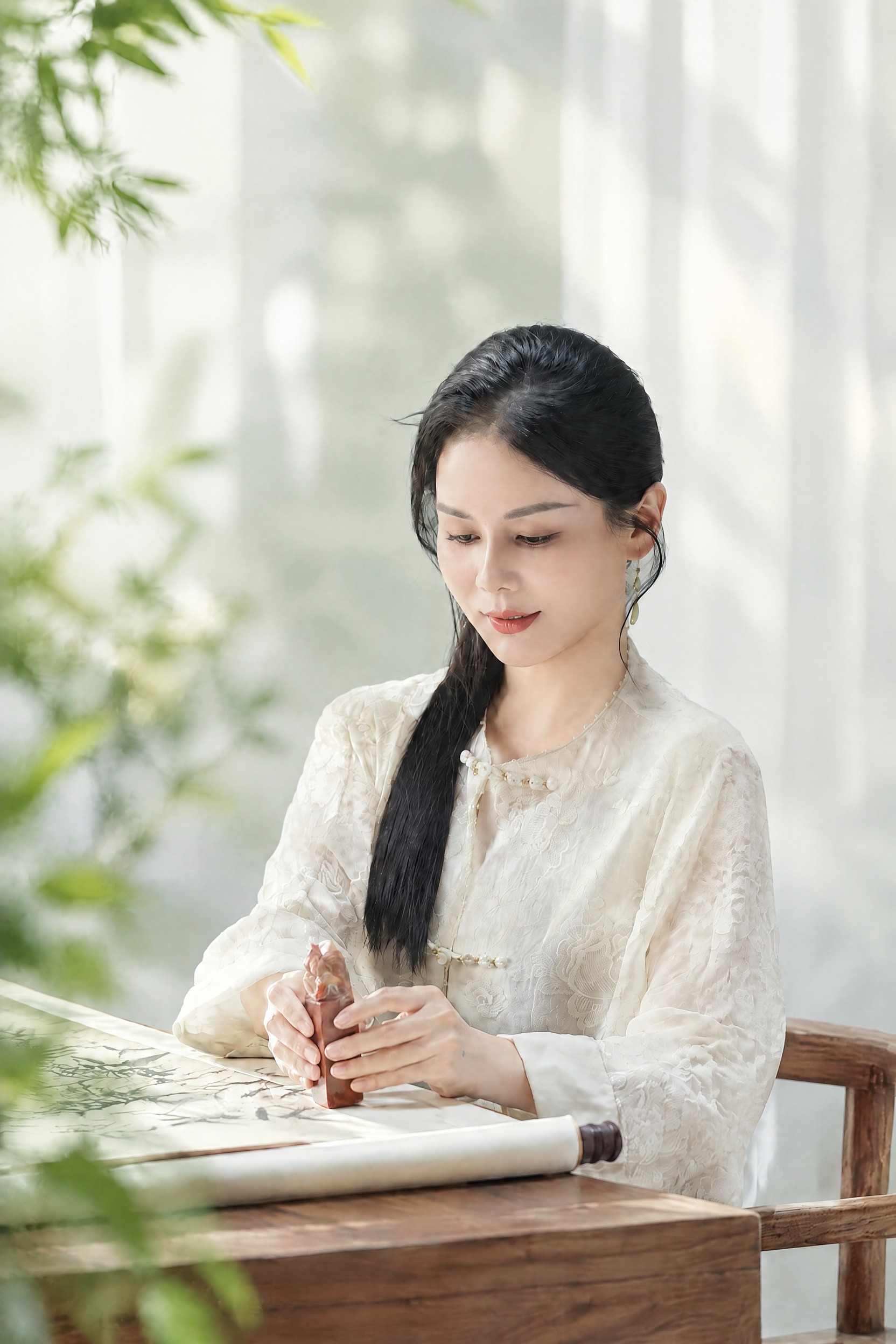 去掉画面中三个带金色边框的产品占位框，将占位框所在位置的背景修… - 图片创意预览