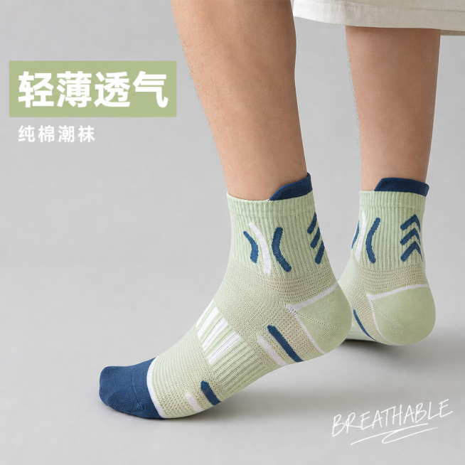 [主图-1] 抖音主图首图展示纯棉潮袜上脚效果，强视觉冲击；[氛围风格] 街头潮酷风，生活化年轻感；[画质] 商业摄影质感，光线柔和通透，产品清晰真实，画面干净高级；[元素] 亚洲年轻男性模特小腿部分预览效果