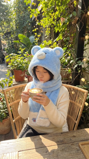 通过这几个帽子为我生成模特图，我只要帽子一样，模特和背景都给我换掉预览效果