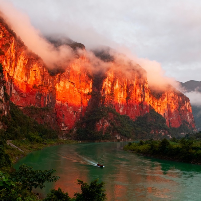 帮我设计四张与韶关发展相关主题宣传图片，如风景，人文，未来想象图等，每张图需标明生成时用的提示词预览效果