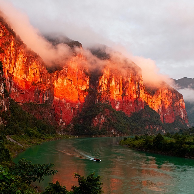帮我设计四张与韶关发展相关主题宣传图片，如风景，人文，未来想象图等，每张图需标明生成时用的提示词