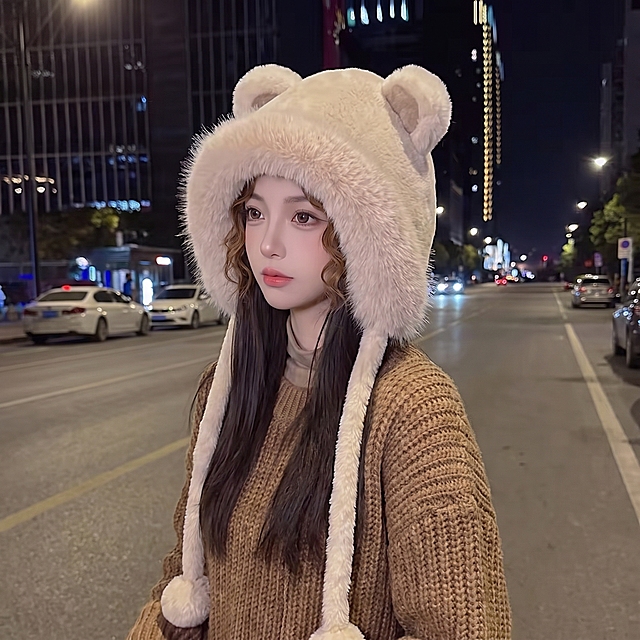 【主体保护指令】请保持参考图 1 中的【同一模特、同一服装、同一场景光感】一致，包括面部五官、服装细节、背景色调、光影，不做改动。仅姿势、镜头景别、朝向按描述重新生成。

画面整体为电商模特展示图，模特侧身行走，3-4身景别，3-4侧朝向，常规机位，自然构图。

模特与参考图 1 保持一致：面部五官、发型、肤色、气质完全相同。

服装以参考图 1 为准，保留一切细节：米白色毛绒熊耳雷锋帽、棕色针织毛衣、内搭浅棕色高领衫，款式、颜色、材质、纹理完全一致。

背景与参考图 1 保持一致：夜晚城市街景，城市街道、高楼建筑、车流灯光、路灯点缀，夜景氛围，都市感，背景适度虚化突出人物。

光影与参考图 1 保持一致：夜晚街景自然光感，主光方向、色温、强度统一，阴影走向一致，过渡柔和。

画质与参考图 1 保持一致：超高清 2K 分辨率，细节层次丰富，整体质感细腻。

风格：写实商业人像摄影风格，真实自然，高级质感，电商大片调性。

景别：3-4身景别，中焦镜头，平视机位，人物位于画面黄金分割点，自然行走动态构图，画面比例 1:1。

画面与参考图 1 在模特面部、服装、背景、光影、色调上保持高度一致；人物特征稳定（五官 / 肤色 / 发型一致）；服装细节准确；关节合理、姿势自然。