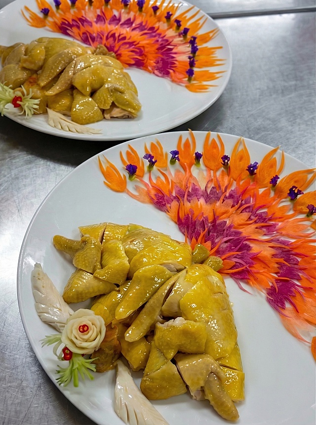 去掉图片中所有的黄瓜装饰，其余摆盘、鸡肉、雕花等内容保持不变，整体画质和色泽保持之前美化后的效果