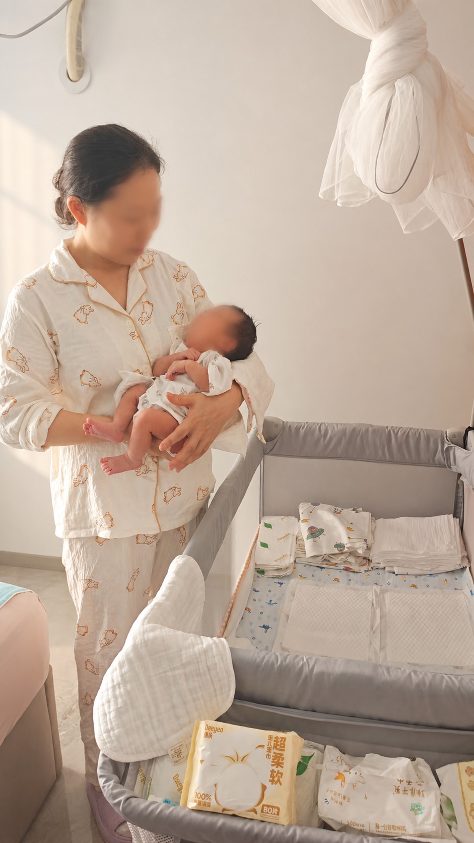 对这张母婴护理照片进行美化，提升画质、调整光线色彩，使画面温馨… - 图片创意预览