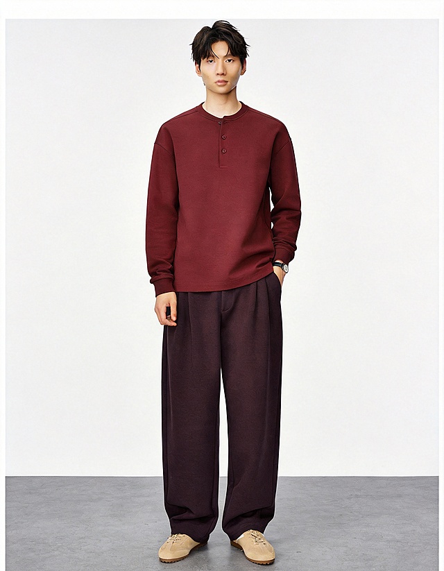 服装贴合：将挂牌图穿到模特身上。衣服完全贴合模特身形，无违和感，保留白底图衣服原有版型 
场景：灰色地面与白色背景，光线自然，背景简洁
画质要求：写实，8k，高细节，对焦清晰，光线自然，无变形