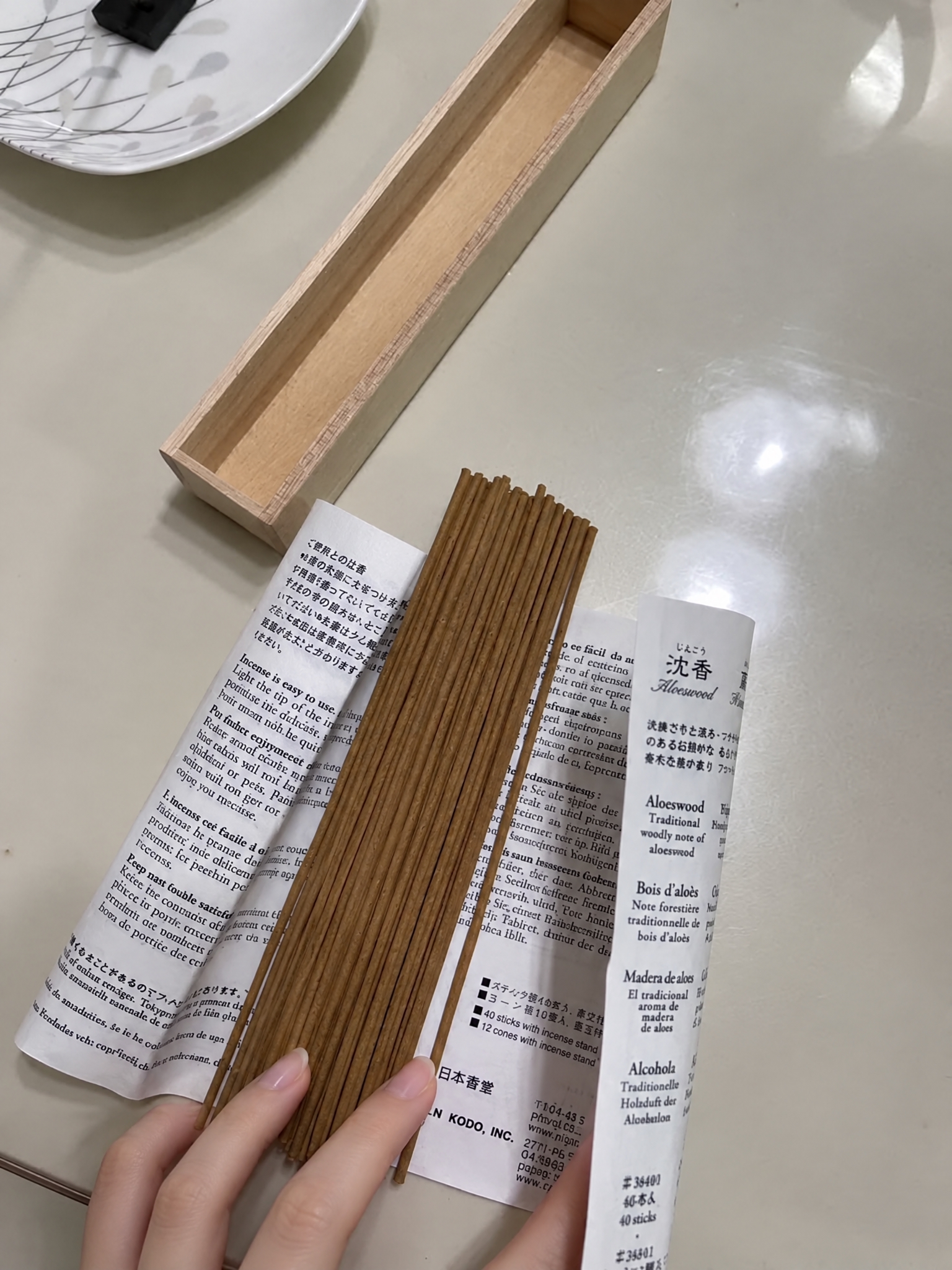 将图片中男性的手替换为漂亮纤细的女性手，皮肤白皙细腻，手指修长… - 图片创意预览
