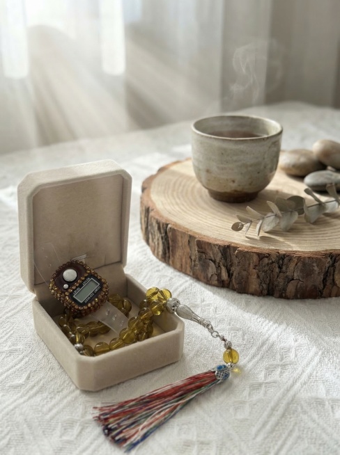 参考图2的东方禅意新中式风格构图，为图1棕色镶钻电子计数器黄水晶佛珠手串制作场景图，保持产品主体物理结构不变，严格保持产品原有文字内容不变，保留米色绒布首饰盒、黄水晶圆珠手串、彩色流苏所有组件，采用自预览效果