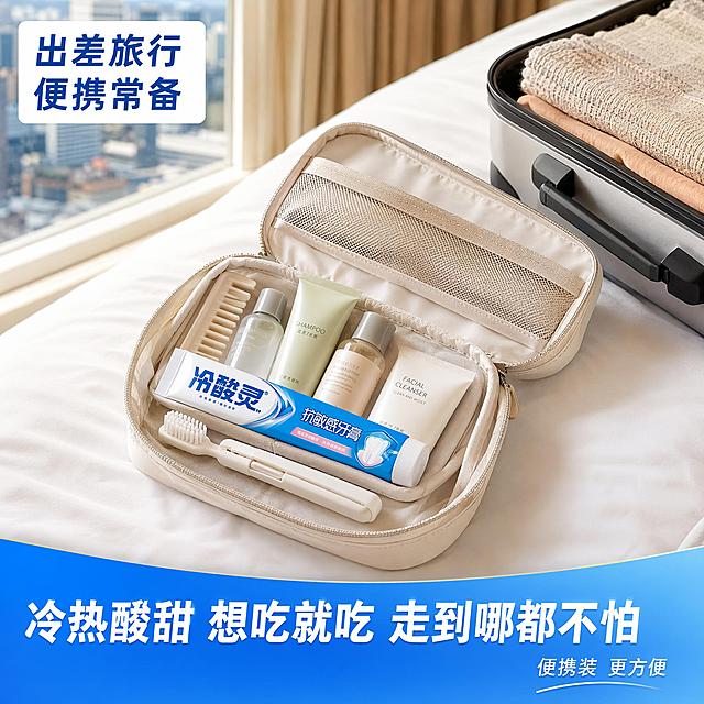 [主图-19] 冷酸灵抗敏感牙膏出差旅行便携装展示，旅行场景风格。
[氛围风格] 旅行出差旅行便携场景，生活方式感，精致出行，清新简约风格，生活场景。
[画质] 超高清生活方式摄影质感，场景丰富有格调，产品清晰。
[元素] 画面展示一个打开的旅行洗漱包场景。洗漱包内整齐摆放着旅行装冷酸灵抗敏感牙膏（小支装/便携软管）、折叠牙刷、小瓶洗发水、沐浴露小样、洗面奶小样、梳子等旅行洗漱用品。洗漱包放在酒店白色床铺上，旁边有行李箱一角，行李箱打开的行李箱一角露出衣物。背景是酒店房间窗户和窗帘，窗外城市景色。冷酸灵牙膏放在洗漱包最显眼位置，外观延续产品图蓝白风格。整体是差旅场景生活化展示便携性。商品主体占比约25%，场景为主。
[光影] 窗边自然光为主，柔和暖调，旅行场景温馨舒适，整体明亮有生活感。
[配色] 主色白色+浅灰+旅行包米色，辅色冷酸灵蓝，衣物暖调，旅行清新。
[视角构图] 微俯视角度，洗漱包打开平铺，产品在中心，生活场景构图，满版无边框。
[文字版式] 左上角白色底蓝色文字"出差旅行 便携常备"。底部蓝色渐变底白色大字"冷热酸甜 想吃就吃 走到哪都不怕"。右下角小字"便携装 更方便"。文字放在负空间。
[输出要求] 1:1比例，文字清晰锐利，超高清生活摄影质感。
[负向提示词] 变形，文字错乱，产品模糊，背景杂乱，水印，电商平台Logo，人物。