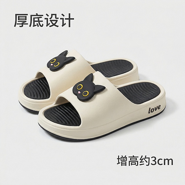 基于原图，保持拖鞋主体和样式完全不变，展示拖鞋侧面细节，将背景替换为干净简约的浅灰色背景，保留原图所有细节，包括奶白色鞋身、侧面love字母标识、立体小猫装饰，左上角文案 "厚底设计"，右下角标注 "增高约3cm"，文字不遮挡主体，文字配色为深灰色，字体为简约无衬线体
