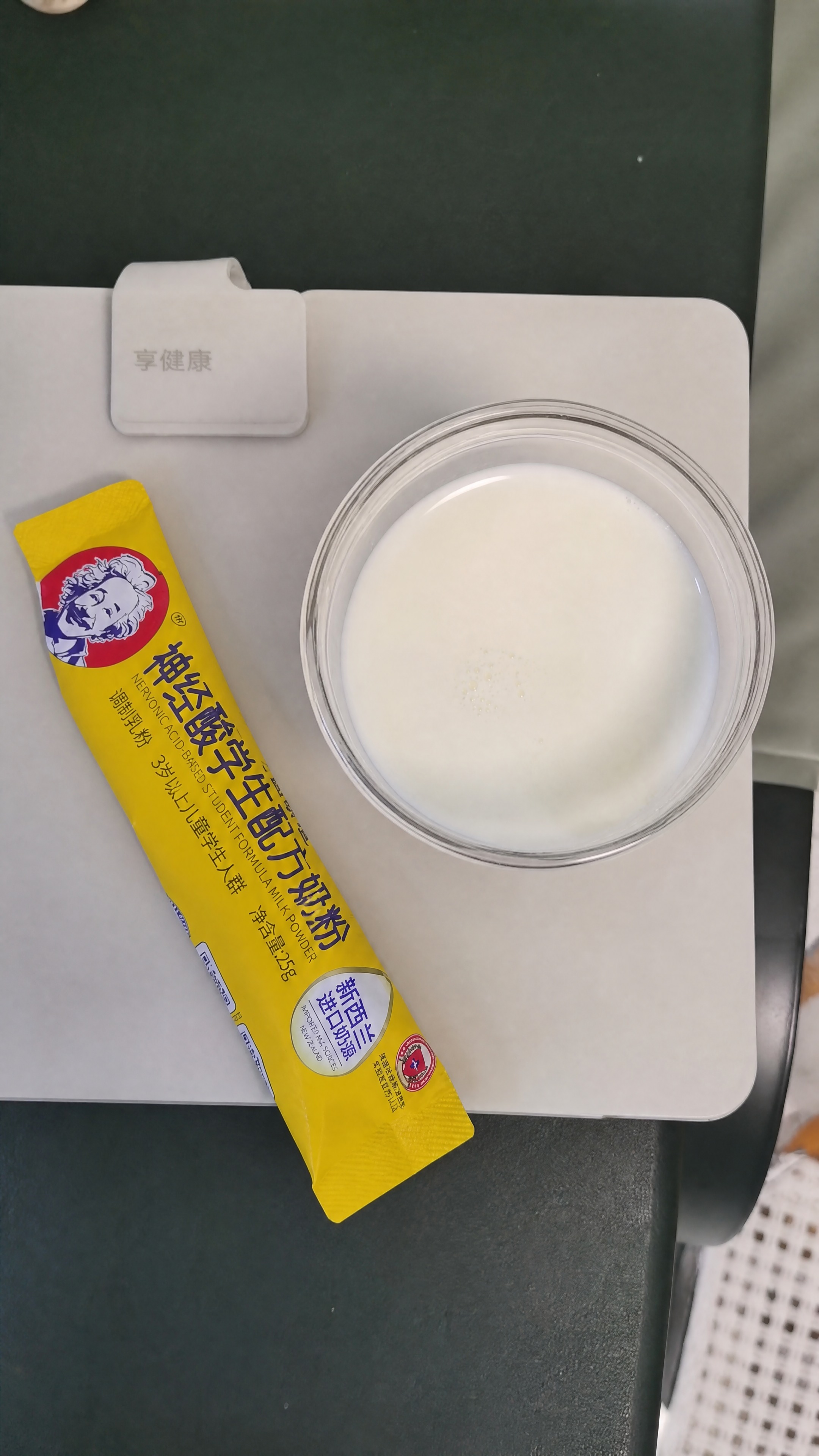 以第一张图的俯视桌面场景为基底，保留透明玻璃杯中白色牛奶液体、… - 图片创意预览