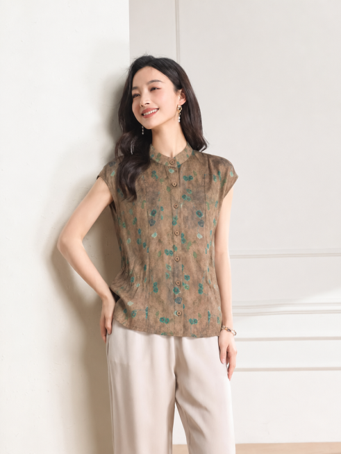 将图中模特身上的衣服替换为第一张图片中的咖底绿花立领短袖衬衫，保持原模特姿态、场景、下装和配饰不变预览效果