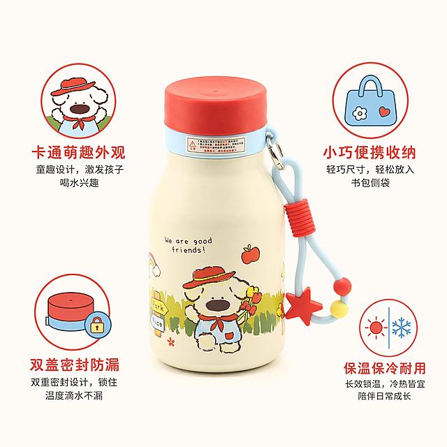 [主图-2] 保温杯核心卖点展示图
[氛围风格] 干净清晰卖点呈现风
[画质] 商业摄影质感、光线柔和通透、产品清晰真实、画面干净高级
[元素] 保持保温杯外观、物理结构、材质质感、颜色与输入产品图完全一致，杜绝任何变形和色差，精细化处理。保温杯居中放置，围绕产品四周分布四个核心卖点图标与文字，每个卖点占据独立区域，排列整齐不拥挤。四个卖点分别为“卡通萌趣外观”“小巧便携收纳”“双盖密封防漏”“保温保冷耐用”
[光影] 均匀柔光，每个卖点区域清晰可见，产品主体突出，没有暗部死角
[配色] 背景为纯净浅米白色，卖点图标使用产品本身的红、浅蓝、绿色，整体风格统一和谐
[视角构图] 产品主体居中，卖点环绕分布，构图均衡，画面饱满不杂乱
[文字版式] 每个卖点配小图标+短句文字，图标在上文字在下，字体简洁无衬线，颜色和图标呼应，文字清晰可读不遮挡主体
[输出要求] 1:1比例，文字清晰可辨，超高清商业摄影质感
[负向提示词] 变形，文字错乱，产品图模糊，背景杂乱，水印，电商平台Logo，绝对化违禁词