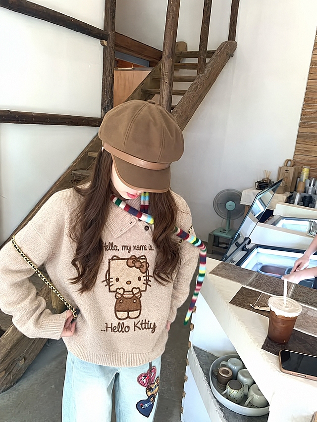 将图1中的米色翻领Hello Kitty图案毛衣完整穿到图3模特身上，保留模特原有的五官、脸型、姿势、身体姿态、发型、帽子、围巾、裤子、背景环境完全不变，衣服版型、花色、纹理、面料严格复刻参考服装，真实人像摄影，自然光，皮肤质感真实，高清，写实，柔和环境光影，衣服贴合身体，服装褶皱自然，无水印，无文字，无logo，无畸形肢体，画面干净，不要改变人物长相