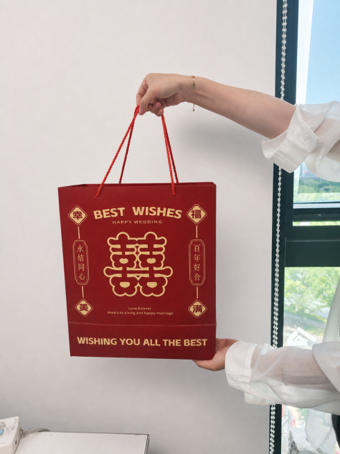 产品精修，锁定原图背景与场景，不去底不换背景，保持原背景光影、透视、景深、色调和元素位置不变，仅修复背景瑕疵。专业商业棚拍光，5500K标准中性白光，轮廓光，体积光，曝光正确，强烈真实立体感。接地处保预览效果