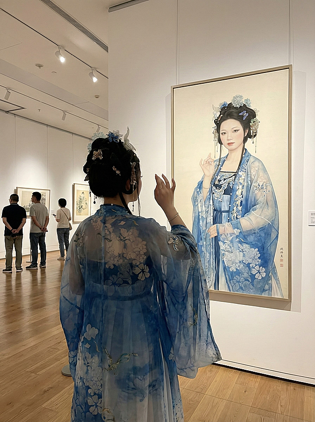 工笔细腻，水墨晕染，刺绣纹样交织古典韵味，人物与画作呼应，展现中式美学的优雅与唯美。