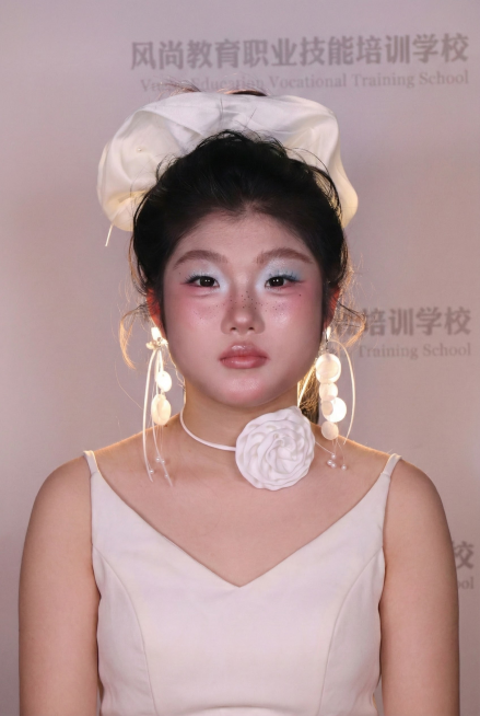 衣服上蓝色的部分去掉，只保留外面白色的衣服，其他部分不要改变预览效果