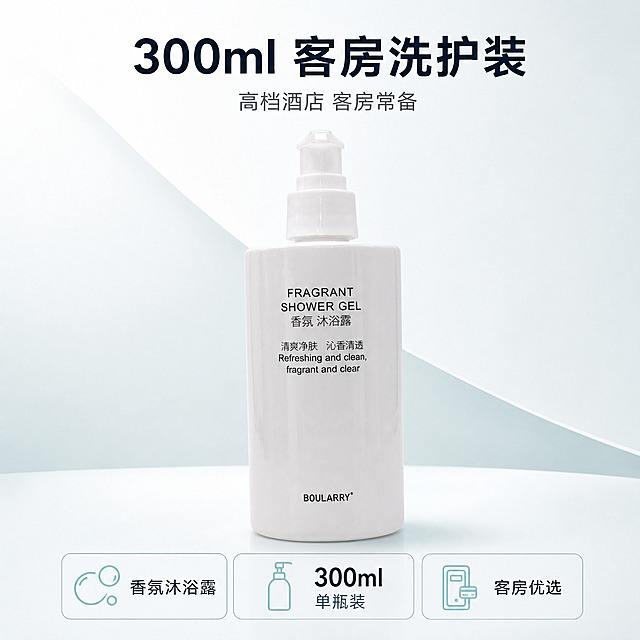 [主图-5] 规格决策图：把 300ml 客房洗护装的关键下单信息清晰呈现，帮助用户快速核对容量与用途；本张只做规格与决策信息核对，不重复香气、材质与使用场景。
[统一基调] 简洁清爽的高端洗护视觉：浅白到淡青白的干净渐变背景，带极简弧线造型与柔和光影，高亮通透、留白充足；主标题用深墨蓝黑现代无衬线粗体，辅助文字用中灰同款无衬线小字，清透水青仅作图标、水珠或数据高亮的小面积点缀；统一使用细线圆角标签卡与简洁线条图标，不出现厚重色块通栏和边框。
[画面] 白色按压泵头香氛沐浴露保持原图外观、结构、颜色与标签文字，居中完整入镜约占画面 55%；瓶身下方横向排列三枚细线圆角标签卡，分别写 "香氛沐浴露"、"300ml 单瓶装"、"客房优选"，标签卡左侧配一枚简洁线条小图标（气泡、瓶身、房卡各一）；背景为极简弧形墙面的浅白到淡青白渐变，顶部留白给标题。
[光影质感] 柔光商业摄影质感，前上方主光，瓶身哑光过渡、高光与阴影清晰自然，标签文字锐利，无变形、无色差。
[配色] 浅白/淡青白背景；主标题深墨蓝黑；辅助文字中灰；清透水青仅用于三枚小图标点缀。
[文字版式] 顶部主标题 "300ml 客房洗护装" 大字加粗，辅助副标题 "高档酒店 客房常备" 缩小约 50%；三张标签卡文字短小清晰，数字与单位醒目，全图不出现 "SKU" 字样，横排不压扁。
[输出要求] 1:1 方形构图，文字清晰无错字，产品不变形、无色差、无悬浮；负向：变形、错字、模糊、杂乱、水印、平台 Logo、SKU 字样、厚重色块。