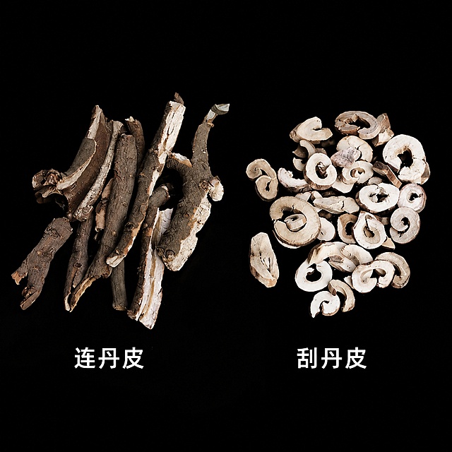 将背景替换为纯黑色，去除原图中的木纹桌面背景。去除原图中所有的'丹皮'文字。左侧保留连丹皮（长条状带外皮的丹皮药材），右侧保留刮丹皮（卷曲切片状的丹皮药材），两组药材分别位于画面左右两侧，保持药材的真实外观、颜色、材质纹理与原图一致，药材清晰完整，无变形无色差。在左侧连丹皮药材的正下方添加白色文字'连丹皮'，在右侧刮丹皮药材的正下方添加白色文字'刮丹皮'，文字为简洁无衬线字体，清晰可读。画面中除了'连丹皮'和'刮丹皮'这两处文字外，不得出现任何其他文字、水印、Logo或装饰元素。整体画面干净简洁，纯黑背景突出药材主体，商业摄影质感，光线柔和均匀，药材有自然投影。
