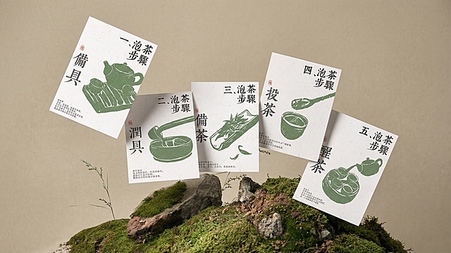 将图1的明信片按照图2的摆放方式，在空中悬浮，五张明信片交错遮挡，明信片以斜向堆叠方式错落摆放于米白背景前，同时用图3放置在画面下侧作为，角度为俯拍