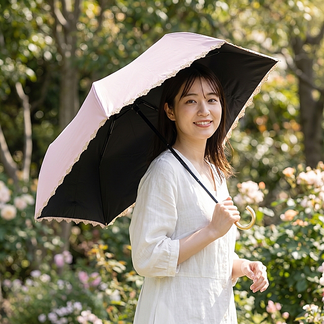 「图片1」生成室外场景女模特手持雨伞，伞内为黑色涂层