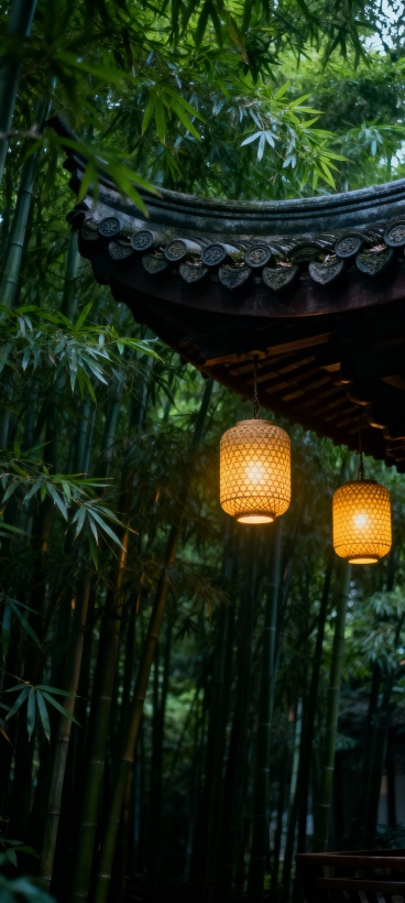 画面主体是茂密的竹林，枝叶层层叠叠，；竹林上方露出中式建筑的飞檐翘角（带有传统瓦当装饰），下方悬挂着两只竹编灯笼，暖黄灯光从灯笼透出，柔和的光晕与幽暗的竹林形成对比预览效果