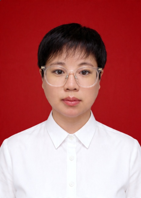 保留第一张图中人物发型､脸型､年龄特征生成标准样式纯正面证件照;人物主体严格居中,头部大小与位置严格对齐第二张图,双肩水平平衡,面部中轴线对齐画面中心,正视前方;标准证件照构图,人物绝对居中;头顶上方预览效果