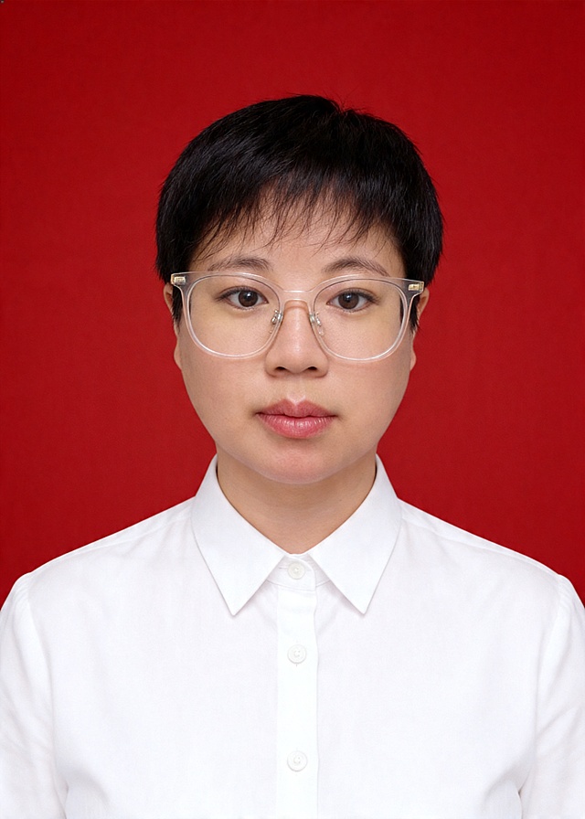 保留第一张图中人物发型､脸型､年龄特征生成标准样式纯正面证件照;人物主体严格居中,头部大小与位置严格对齐第二张图,双肩水平平衡,面部中轴线对齐画面中心,正视前方;标准证件照构图,人物绝对居中;头顶上方距离上边缘高度10%,下巴距离画面下边缘高度30%,人物主体占比约68%;肩部平展与画面水平轴平行;头部占比严格对齐第二张图;提亮肤色,消除暗沉,清透裸妆,隐形毛孔,均匀肤色,唇色自然提亮;肤色白皙细腻,轻透裸妆+微微提亮;底妆轻薄服帖;淡妆:极细内眼线,唇色微微润泽;眼神澄澈,看向镜头,气质自信,嘴角微微上扬表情自然;耳廓可见度一致;肩部平展,肩线与画面水平轴平行;头肩比例协调呈现;免冠,不戴帽子,无头饰,无发带;佩戴眼镜,眼镜无反光,柔和正面顺光均匀柔光,面部明亮无硬影,背景均匀提亮,画质清晰,零噪点降噪;面部清晰;背景亮度均匀统一;高清锐利画质,细节清晰可见;零噪点处理;色彩还原自然,均匀柔和布光,无明显阴影,面部光影干净,柔光正面打光,自然光影过渡,皮肤质感细腻,哑光质感,标准焦段50mm,纯正面,入境范围头部至胸部以上区域,F/4光圈(兼容F/2.8-F/4区间),平视视角(镜头与人物视线完全齐平),正视视图;人物绝对居中(居中构图),位于画面中心;严格限定标准证件照规格;视线水平(瞳孔连线与画面水平线平行);双耳对称露出,双肩水平且平衡,头部占比严格对齐垫图,禁止大头照(画面铺满画布,无边框留白);专业证件照质感,高清人像质感,细腻皮肤纹理,严格按照第一张图内容生成,分辨率4K,身穿净白色翻领衬衫,白色纽扣,款式经典正式,简约红色哑面纯色背景,呈现均匀柔和质感,背景光线均匀,明暗过渡柔和,禁止裁切头顶, 禁止额头被截, 禁止超大头, 禁止主体溢出画面, 禁止偏头/倾斜,头顶上边距8-10%, 头部高度60-68%, 双眼高度56-58%, 严格对齐第二张垫图画面对比例5:7