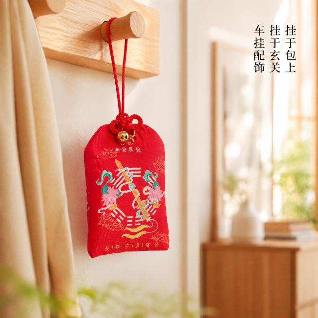 [主图-4] 福袋多场景适用展示
[氛围风格] 生活化国风，自然温馨氛围
[画质] 商业摄影质感，光线柔和通透，真实自然，画面干净高级
[元素] 平安喜乐款福袋挂在原木风玄关挂钩上，背景是整洁温馨的家预览效果