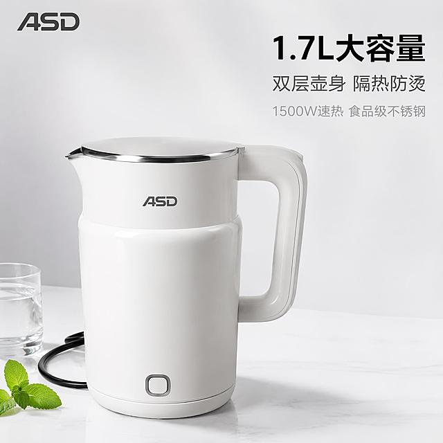 [主图-1] 爱仕达电水壶商品识别首图，核心利益突出大容量与隔热防烫。
[氛围风格] 简约现代家居风，干净清爽品质感，淘宝天猫专业电商调性。
[画质] 商业摄影质感，光线柔和通透，产品清晰真实，画面干净高级，超高清细节。
[元素] 白色爱仕达电水壶居中偏右放置，壶身正面ASD品牌Logo清晰可见，壶身白色哑光质感，顶部不锈钢金属盖边缘有细腻高光，底部灰色开关按键完整呈现，黑色电源线自然垂落于底座左侧。产品保持与输入图外观完全一致，物理结构、材质质感、颜色无变形无色差，精细化处理。背景为浅灰色渐变至白色的极简干净背景，左下角点缀几片新鲜绿色薄荷叶与一小杯清水，增添生活气息不抢主体。左上角放置ASD品牌Logo，字形与产品上一致。商品主体占比约70%，画面满屏无边框。
[光影] 左前上方45度主柔光，均匀照亮壶身正面，右侧柔和补光减弱阴影，壶身有细腻的环境反光，底部有自然柔和的接触阴影，整体光比舒适，高光不溢，暗部有层次。
[配色] 主色纯净白（壶身），辅色不锈钢银、清新绿、浅灰底。
[视角构图] 平视微偏45度角，产品为视觉中心，景深中等，轮廓完整不裁切，左上与右下留有负空间用于文案。
[文字版式] 左上角放置ASD品牌Logo。右侧负空间右对齐排版，主标题大字"1.7L大容量"，黑色粗体无衬线最大号；下方副标题"双层壶身 隔热防烫"，字号约为主标题一半，深灰色常规字重；再下方小字"1500W速热 食品级不锈钢"，浅灰色小号。文字清晰锐利，不遮挡产品主体。
[输出要求] 1:1比例，文字清晰可辨，超高清商业摄影质感。
[负向提示词] 变形，文字错乱，产品图模糊，背景杂乱，水印，电商平台Logo，多余的手，畸形手，人物面部扭曲。