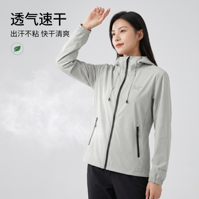 [主图 8] 防晒衣速干功能展示图
[氛围风格] 简约高端电商风，和首图风格保持完全统一
[画质] 商业摄影质感、光线柔和通透、产品清晰真实、画面干净高级。
[元素] 浅色灰色调背景，模特穿着浅灰色防预览效果