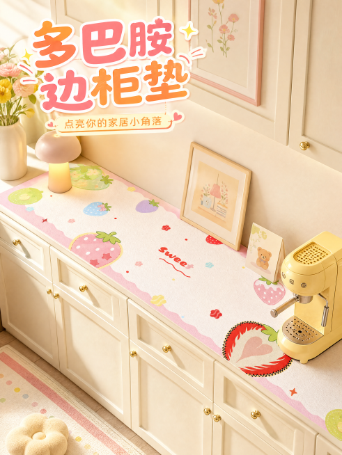 [主图1 全景场景首图] 多巴胺风边柜垫全景展示，明亮治愈的奶油风家居场景，边柜垫完整铺在白色餐边柜上，周围摆放马卡龙色小台灯、可爱咖啡机、装饰小画框，整体氛围温馨活泼充满多巴胺色彩。商业摄影质感，光预览效果
