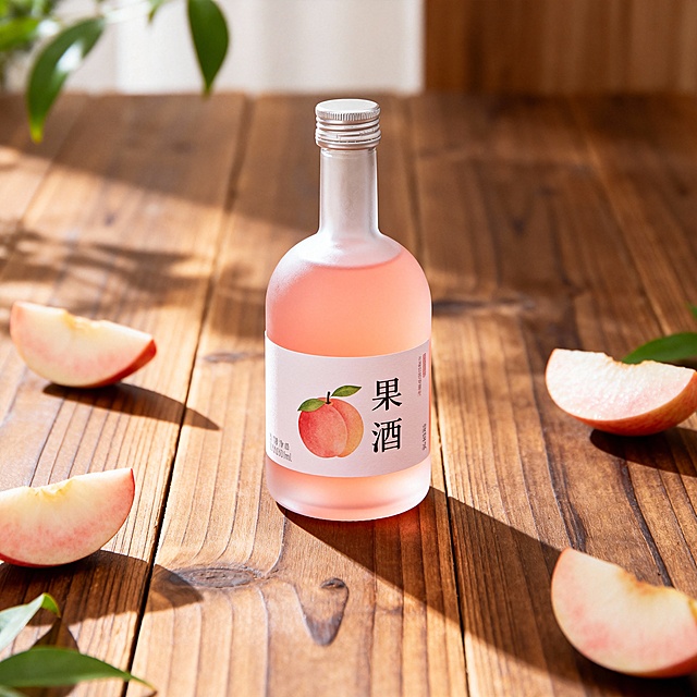 一瓶精致的果酒，瓶身晶莹剔透，里面装着淡粉色的液体，瓶身上有简约的标签，标签上有水果图案和“果酒”字样，背景是木质桌面，桌面上散落着几片新鲜的水果切片，光线柔和温暖，营造出清新自然的氛围