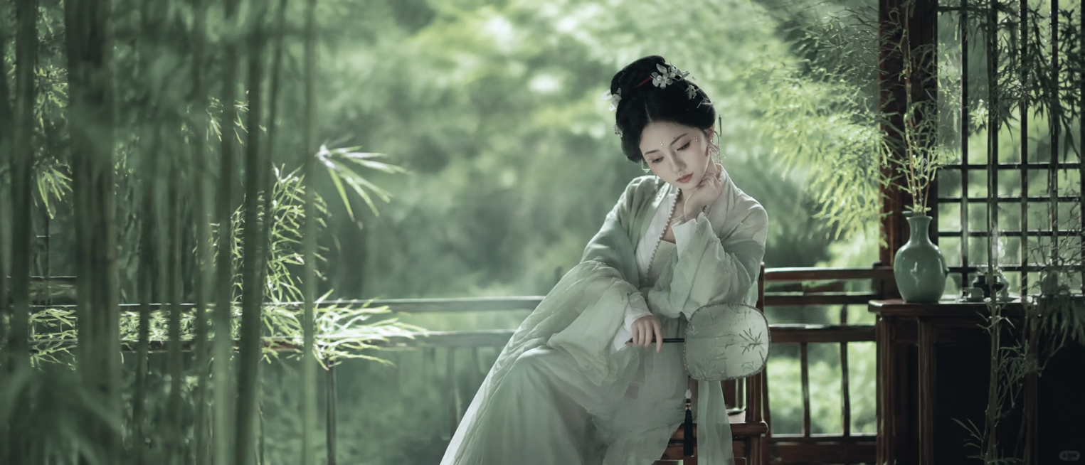 参考原图风格，生成古风竹林美人，清新淡雅绿调汉服写真，竹林亭台场景，氛围感拉满，低饱和色调预览效果