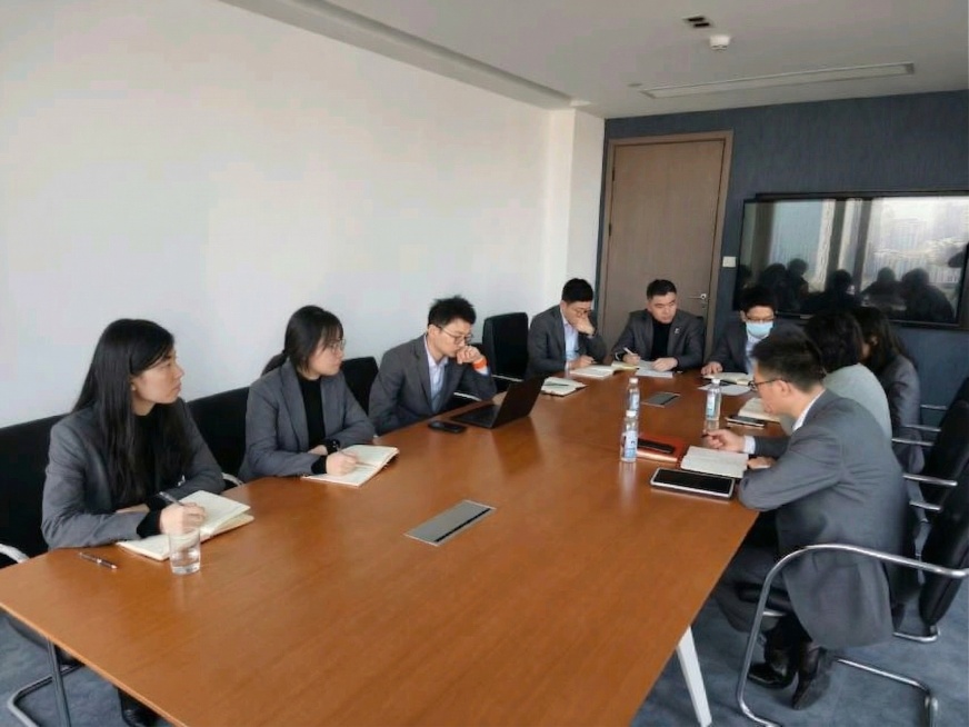 交换图片中左侧两位女士的位置，同时交换她们面前桌上的水杯、笔记本和笔的位置，保持会议室场景、其余参会人员和整体环境不变，保持画面自然协调预览效果