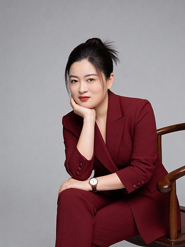 我想换成蓝色的西装，最好是现代化职业女性的感觉，参考韩式肖像照